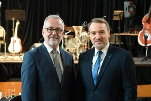 Martin Herbert Dzingel, Präsident der Landesversammlung der deutschen Vereine in der Tschechischen Republik (rechts) und Bernd Fabritius, der Beauftragte für Aussiedlerfragen und nationale Minderheiten (links).