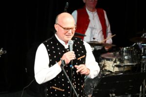 Eröffnet wurde das Programm durch einen Auftritt der Lustigen Oberfranken, die, unter der Leitung von Hartmut Koschyk, dem Vorsitzenden der Stiftung Verbundenheit, ein Potpourri deutscher Volkslieder aus Böhmen, Mähren und Schlesien präsentierten – das Ergebnis einer Kooperation der Landesversammlung.