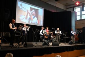 „Lieder der Heimat“ heißt das Musikprojekt zur Pflege traditionellen Liedgutes aus den Heimatregionen deutscher Minderheiten und deutschsprachiger Gemeinschaften. Ihren Aufenthalt in Reichenberg nutzten die Lustigen Oberfranken auch für einen Musikvideodreh auf dem Jeschken (Ještěd), dem „Hausberg“ der Reichenberger.