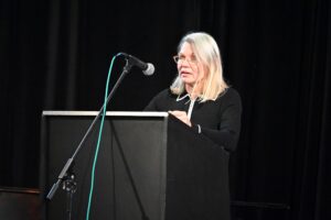 Petra Laurin, Vorsitzende des Vereins der Deutschen in Nordböhmen, am Rednerpult.