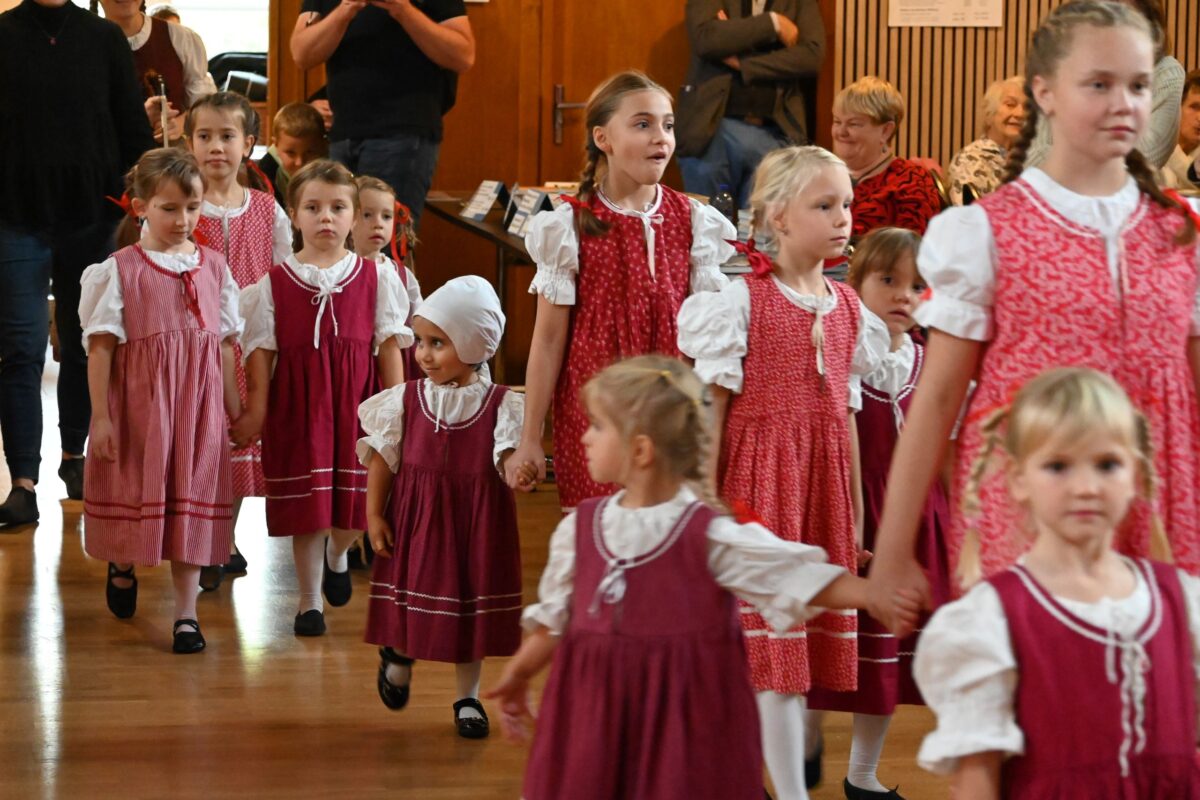 Für den Moment des Tages sorgte dieses Kinderfolkloreensemble.