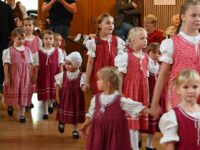 Für den Moment des Tages sorgte dieses Kinderfolkloreensemble.