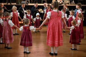 Die Stars der diesjährigen Kulturellen Großveranstaltung in Reichenberg: Das Kinderfolkloreensemble Malá Nisanka, aus Gablonz an der Neiße (Jablonec nad Nisou).