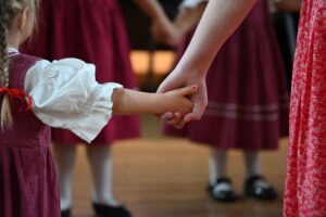 Die Stars der diesjährigen Kulturellen Großveranstaltung in Reichenberg: Das Kinderfolkloreensemble Malá Nisanka, aus Gablonz an der Neiße (Jablonec nad Nisou).