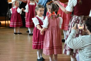 Die Stars der diesjährigen Kulturellen Großveranstaltung in Reichenberg: Das Kinderfolkloreensemble Malá Nisanka, aus Gablonz an der Neiße (Jablonec nad Nisou).