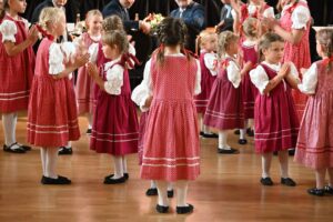 Die Stars der diesjährigen Kulturellen Großveranstaltung in Reichenberg: Das Kinderfolkloreensemble Malá Nisanka, aus Gablonz an der Neiße (Jablonec nad Nisou).