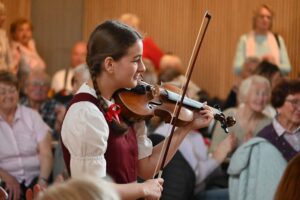 Begleitet wurde der Auftritt des Kinderfolkloreensembles Malá Nisanka durch eine Geigenspielerin. Nicht nur der Bundesbeauftrage Bernd Fabritius zeigte sich über den Auftritt der Kindergruppe begeistert.