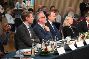Bernd Fabritius, Bundesbeauftragter für Aussiedlerfragen und nationale Minderheiten (2. Person links) sitzt neben Martin Herbert Dzingel, dem Präsidenten der Landesversammlung der deutschen Vereine (zweite Person rechts) und Petra Laurin, der Vorsitzenden des Vereins der Deutschen in Nordböhmen.