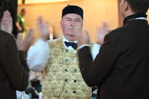 Die Målas präsentierten traditionelle Egerländer Volkstänze. Dabei hatte auch Richard Šulko, der Vorsitzende des Bunds der Deutschen in Böhmen (im Bild) seinen Auftritt.