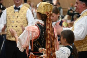 Bei ihrem Auftritt präsentierten sich die Målas in traditioneller Egerländer Tracht.