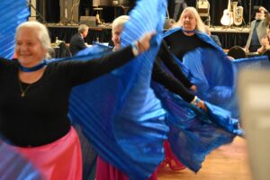 In wallenden, blau-violett schimmernden Gewändern: Die Tanzgruppe MAJA brachte mit ihrer Choreografie Farbe in den Saal.