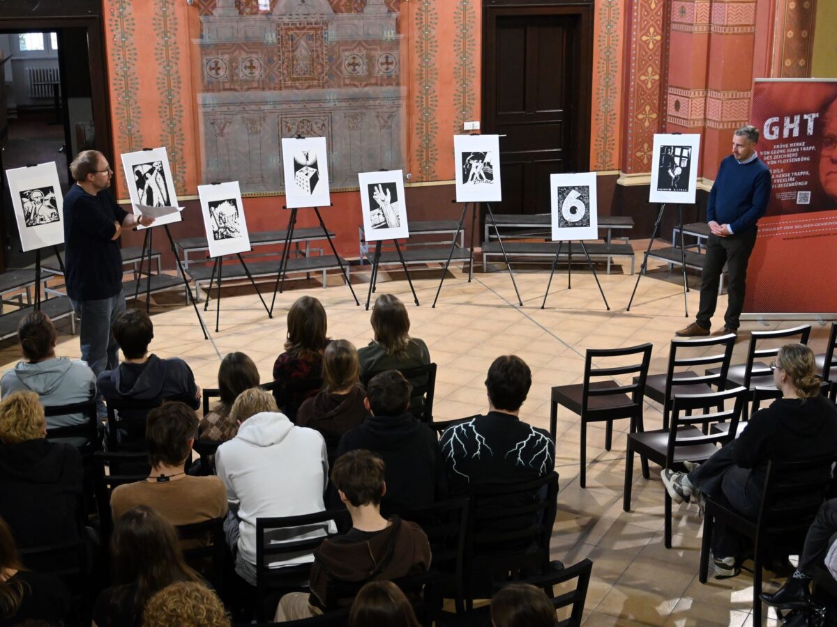Für die Wanderausstellung wurden die Zeichnungen Hans Georg Trapps vergrößert und auf Leinwand gedruckt.
