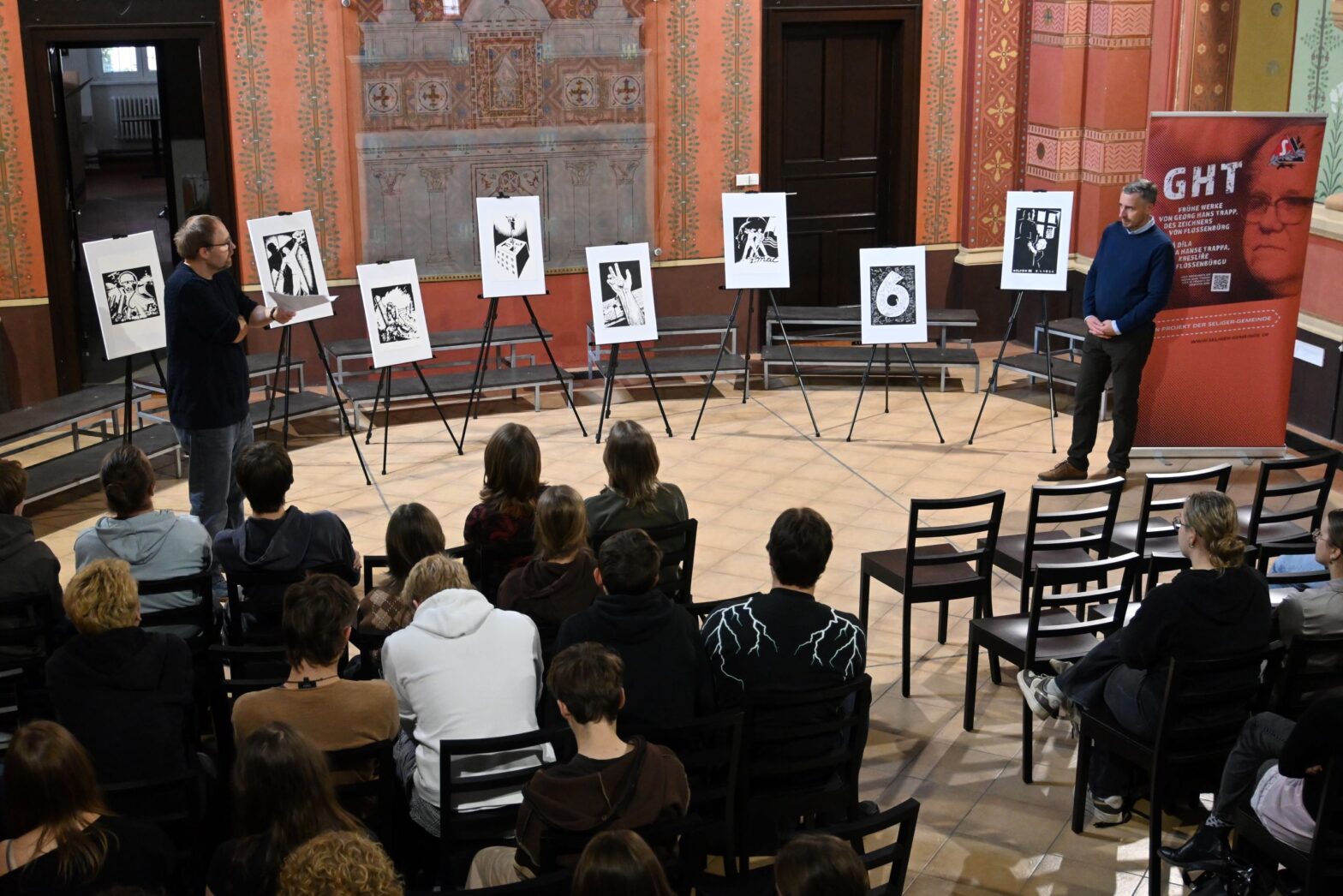 Für die Wanderausstellung wurden die Zeichnungen Hans Georg Trapps vergrößert und auf Leinwand gedruckt.