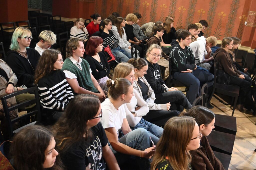 Die Schülerinnen und Schüler von Lehrer Martin Rak beschäftigen sich aktuell mit der Zeit des Zweiten Weltkriegs.