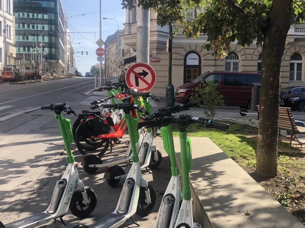 Wild geparkte E-Scooter sollen ab Januar aus dem Prager Stadtbild verschwinden. Foto: LandesEcho