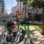 Wild geparkte E-Scooter sollen ab Januar aus dem Prager Stadtbild verschwinden. Foto: LandesEcho