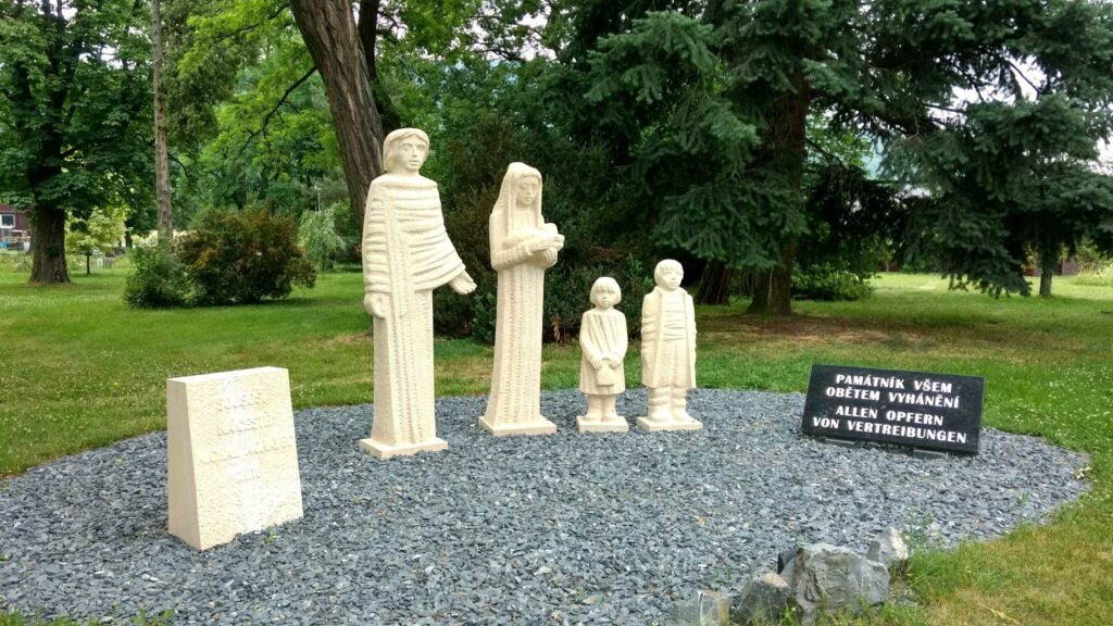 Das Vertreibungs- und Holocaustdenkmal im Firmenpark Mateiciuc in Odrau.