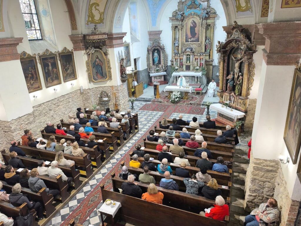 Anlässlich der Einweihung vom Stein der Versöhnung in Schwarzwasser versammeln sich Menschen in der Kirche Mariä Namen zur deutsch-tschechischen Wallfahrtsmesse.