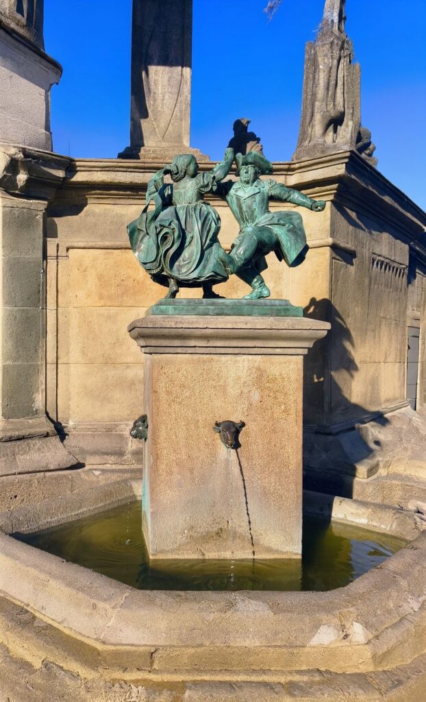 Der Bauernbrunnen, das am Wahrzeichen des Kuhländchens.
