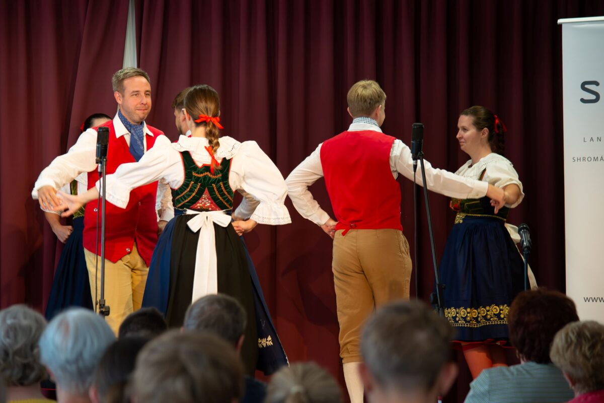 Die Schönhengster Tanzgruppe in ihrer traditionellen Tracht bei der Kulturellen Großveranstaltung 2024 in Mährisch Trübau.