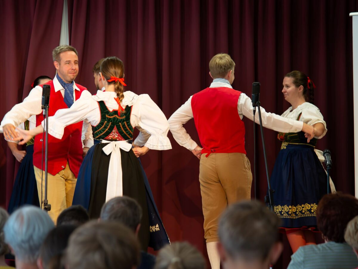 Die Schönhengster Tanzgruppe in ihrer traditionellen Tracht bei der Kulturellen Großveranstaltung 2024 in Mährisch Trübau.