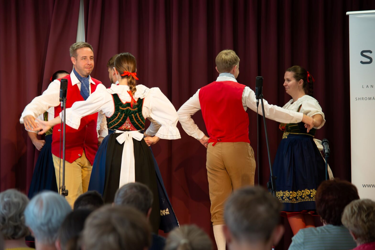 Die Schönhengster Tanzgruppe in ihrer traditionellen Tracht bei der Kulturellen Großveranstaltung 2024 in Mährisch Trübau.