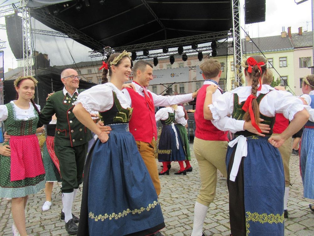 Im Rahmen der Deutsch-Tschechischen Kulturtage zeigte sich die Schönhengster Tanzgruppe in bunter Tracht.