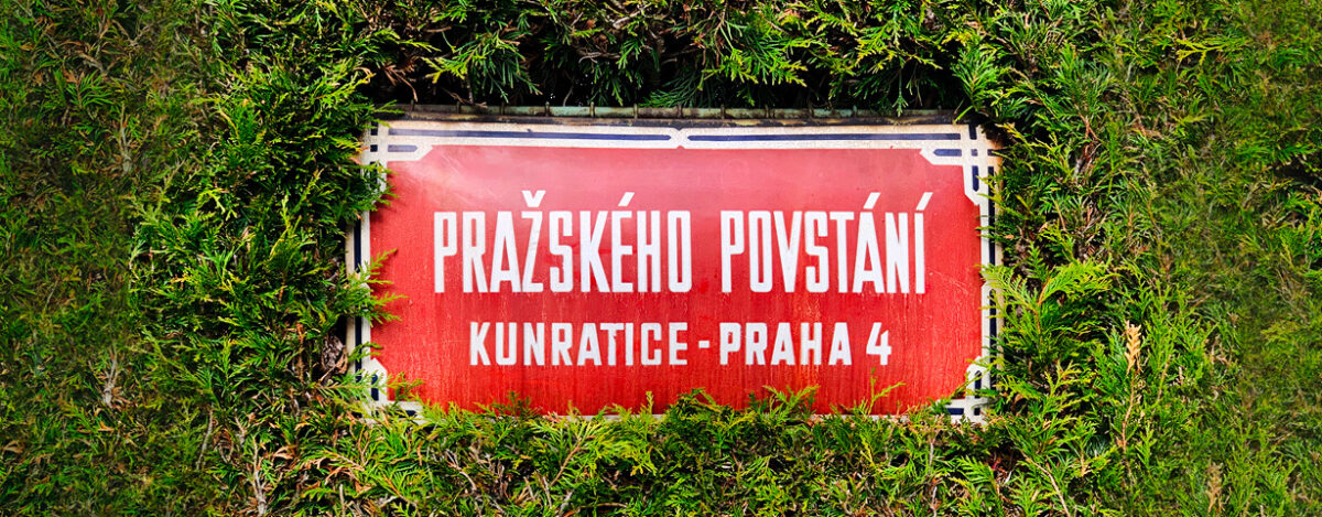 Ein Straßenschild in Prag 4.