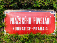 Ein Straßenschild in Prag 4.