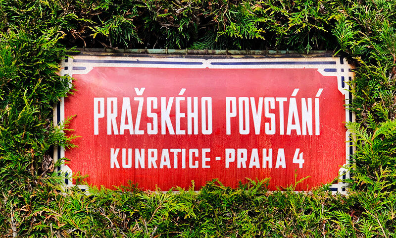 Ein Straßenschild in Prag 4.
