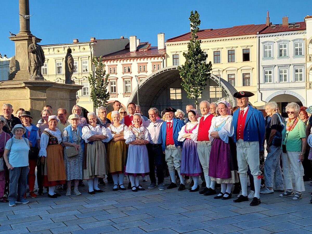 Die Reisegruppe zusammen mit der Volkstanzgruppe Javorník auf dem denkmalgeschützten Stadtplatz von Neutitschein, der Hauptstadt des Kuhländchens.