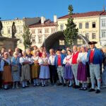 Die Reisegruppe zusammen mit der Volkstanzgruppe Javorník auf dem denkmalgeschützten Stadtplatz von Neutitschein, der Hauptstadt des Kuhländchens.
