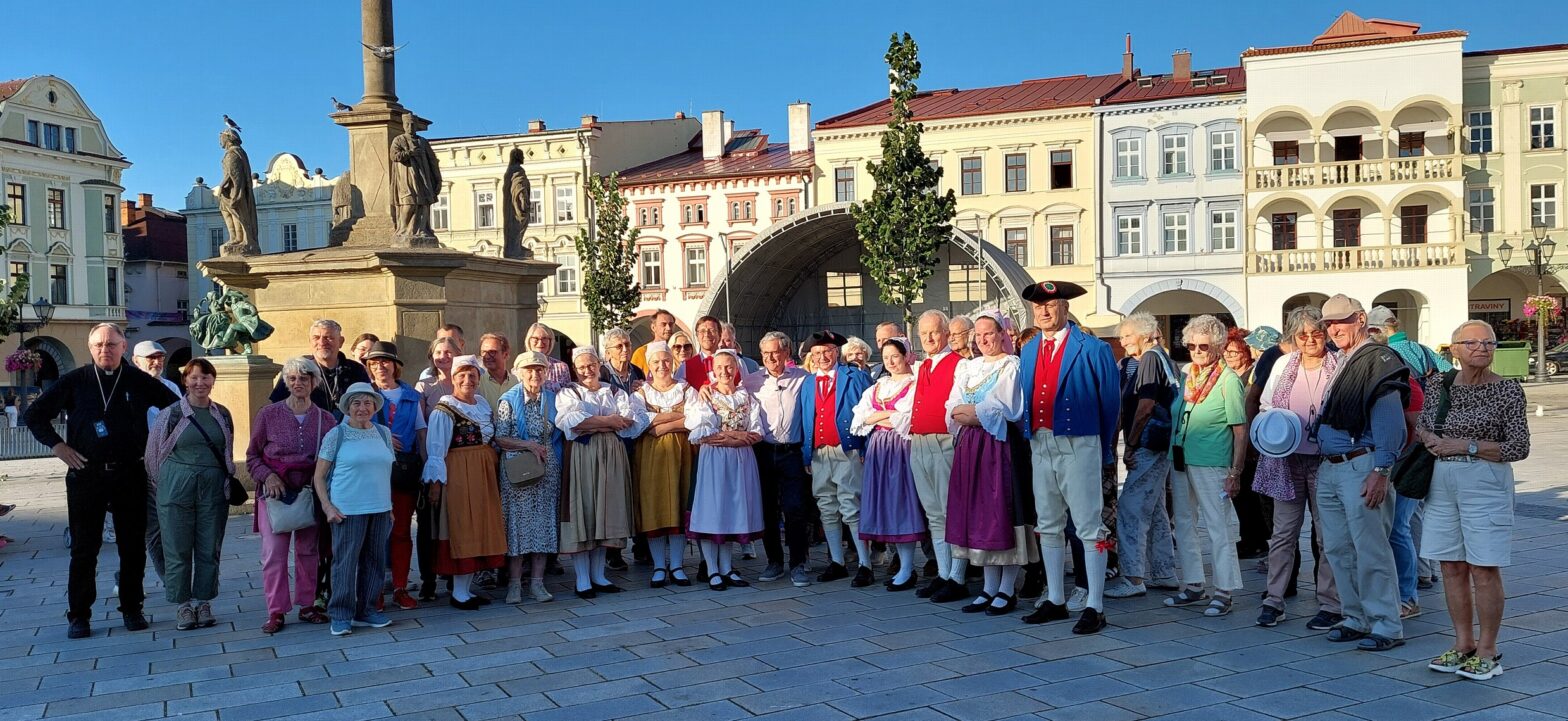 Die Reisegruppe zusammen mit der Volkstanzgruppe Javorník auf dem denkmalgeschützten Stadtplatz von Neutitschein, der Hauptstadt des Kuhländchens.