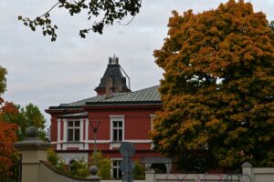 Doch auch jenseits der Parks wirken die bunt gefärbten Bäume wie herbstliche Dekoration an den Häusern der Bewohnerinnen und Bewohner – sei es wie hier im Stadtteil Vinohrady...