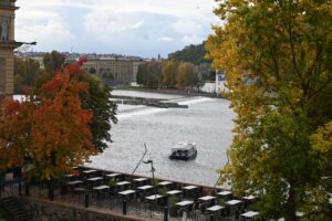 Von hier aus ist es nur ein kurzer Weg zur Moldau, wo man mit Blick über das Wasser entweder noch eine Bootstour wagen kann, bevor die Kälte endgültig Einzug hält...