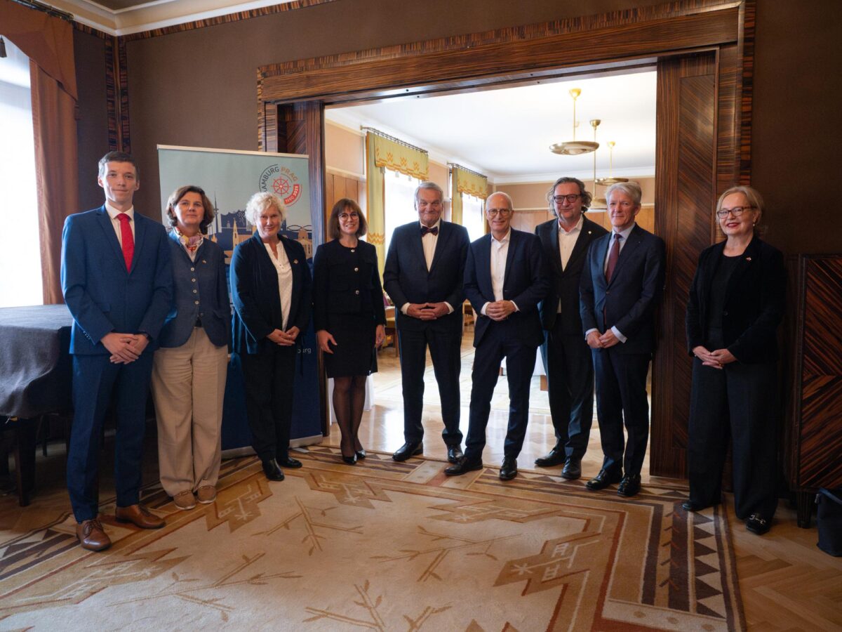 Ein Zeichen lebendiger Partnerschaft: Der Prager Oberbürgermeister Bohuslav Svoboda (5. v. l.) empfing Hamburgs Ersten Bürgermeister Peter Tschentscher (6. v. l.) in seiner Residenz.