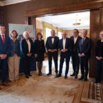 Ein Zeichen lebendiger Partnerschaft: Der Prager Oberbürgermeister Bohuslav Svoboda (5. v. l.) empfing Hamburgs Ersten Bürgermeister Peter Tschentscher (6. v. l.) in seiner Residenz.
