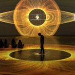 Im Signal Space: Die Installation Journey Through Perception des Studios Nohlab entführt Besucherinnen und Besucher in eine Welt aus Licht und Illusion.
