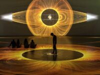 Im Signal Space: Die Installation Journey Through Perception des Studios Nohlab entführt Besucherinnen und Besucher in eine Welt aus Licht und Illusion.