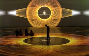 Im Signal Space: Die Installation Journey Through Perception des Studios Nohlab entführt Besucherinnen und Besucher in eine Welt aus Licht und Illusion.