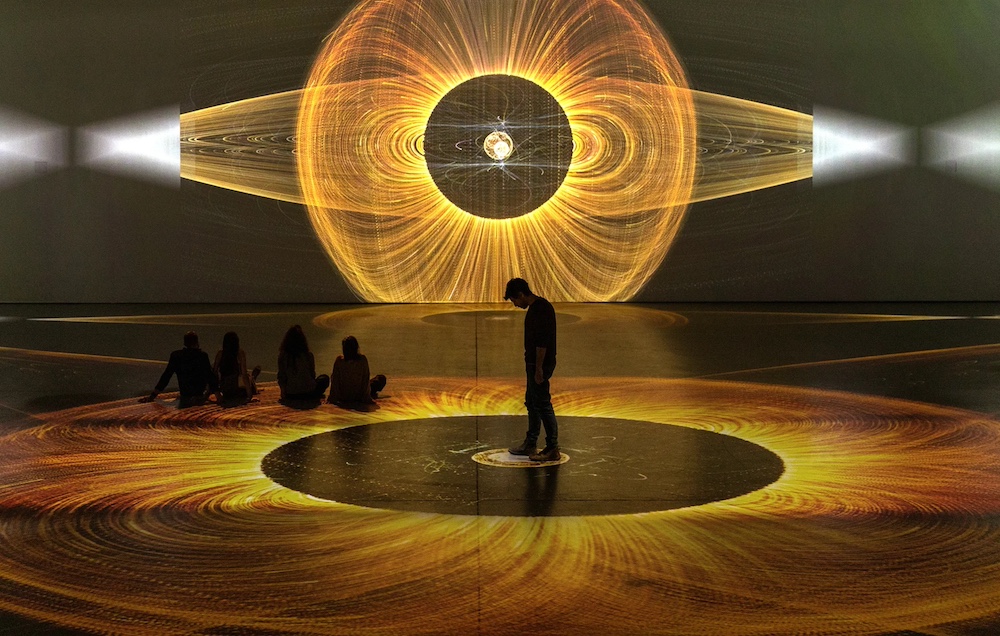 Im Signal Space: Die Installation Journey Through Perception des Studios Nohlab entführt Besucherinnen und Besucher in eine Welt aus Licht und Illusion.