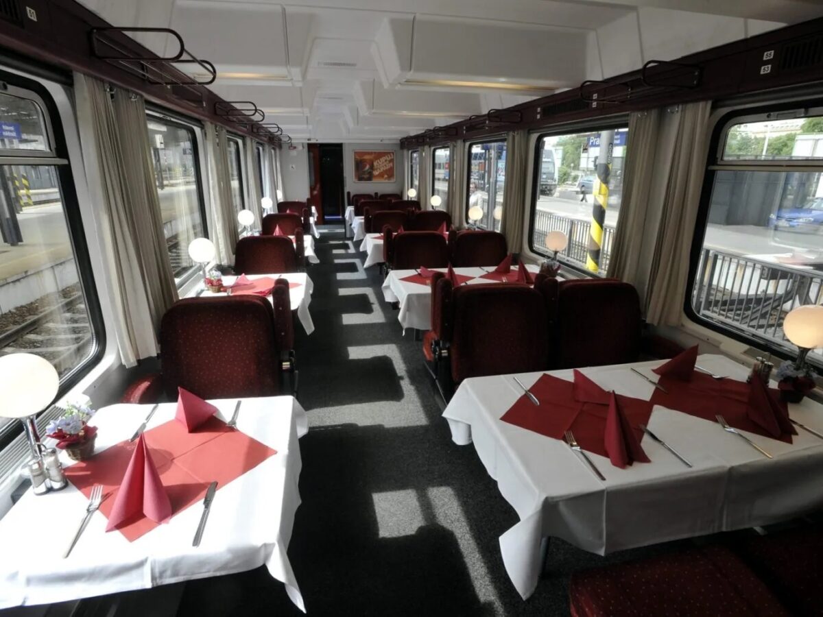Der Kultspeisewagen auf der Strecke Berlin-Prag ist Geschichte. Seit Dienstag fahren die alten Speisewagenmodellle nur noch auf ausgewählten tschechischen Inlandsverbindungen.