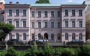 Noch bis Ende Januar 2026 ist im Karlsbader Museum eine Ausstellung über ethnische Minderheiten der Region zu sehen. Thematisiert wird auch die deutsche Minderheit, u.a. sind Egerländer Trachten zu sehen.