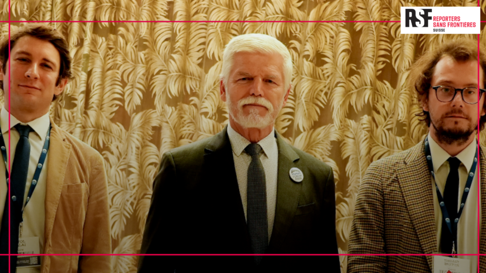 Pavol Szalai (Leiter des Büros), der tschechische Präsident Petr Pavel und RSF-Generalsekretär Thibaut Bruttin bei der Eröffnung des neuen RSF-Büros (von links).