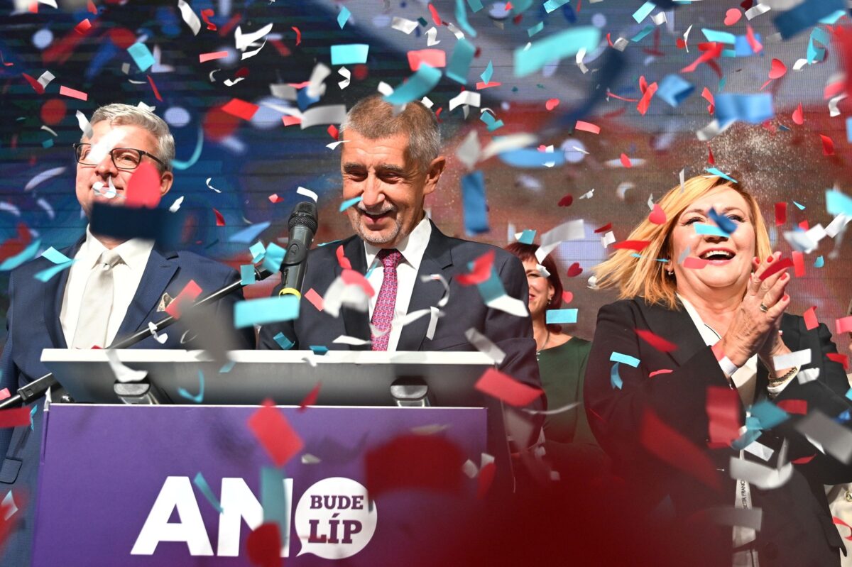 Konfettiregen bei ANO: Parteichef Andrej Babiš (Mitte) jubelt gemeinsam mit Alena Schillerová (rechts) und Karel Havlíček (links) über den Wahlsieg. Die Bewegung gewann 34,5 Prozent der Stimmen und wird erneut zur stärksten Kraft im Abgeordnetenhaus.