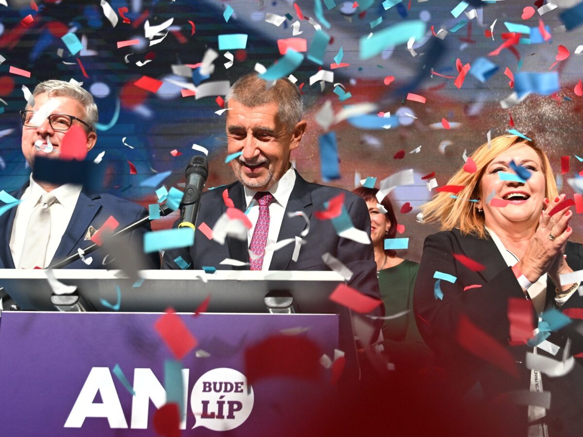 Konfettiregen bei ANO: Parteichef Andrej Babiš (Mitte) jubelt gemeinsam mit Alena Schillerová (rechts) und Karel Havlíček (links) über den Wahlsieg. Die Bewegung gewann 34,5 Prozent der Stimmen und wird erneut zur stärksten Kraft im Abgeordnetenhaus.