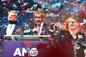 Konfettiregen bei ANO: Parteichef Andrej Babiš (Mitte) jubelt gemeinsam mit Alena Schillerová (rechts) und Karel Havlíček (links) über den Wahlsieg. Die Bewegung gewann 34,5 Prozent der Stimmen und wird erneut zur stärksten Kraft im Abgeordnetenhaus.