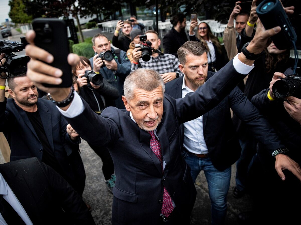 Andrej Babiš jubelnd am Wahlabend. Mit 34,5 Prozent wurde seine ANO-Partei stärkste Kraft bei den Parlamentswahlen am Wochenende.