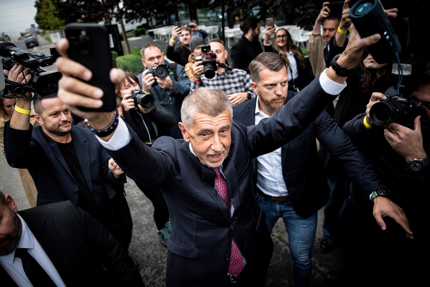 Andrej Babiš jubelnd am Wahlabend. Mit 34,5 Prozent wurde seine ANO-Partei stärkste Kraft bei den Parlamentswahlen am Wochenende.