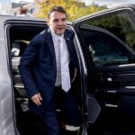 Petr Macinka, Vorsitzender der Motoristen-Partei, die sich vor allem gegen ein Verbrennerverbot und für die "Rechte von Autofahrern" eintritt, könnte Tschechiens nächster Umweltminister werden. Praha 13.10.2025 Poslanec a čestný prezident Motoristů Filip Turek. Předseda strany Motoristé sobě Petr Macinka přichází na pondělní schůzce s Andrejem Babišem.,Image: 1045452026, License: Rights-managed, Restrictions: Image must be credited: 'Michal Růžička / MAFRA / Profimedia', Model Release: no, Credit line: Michal Růžička / MFDNES + LN / Profimedia